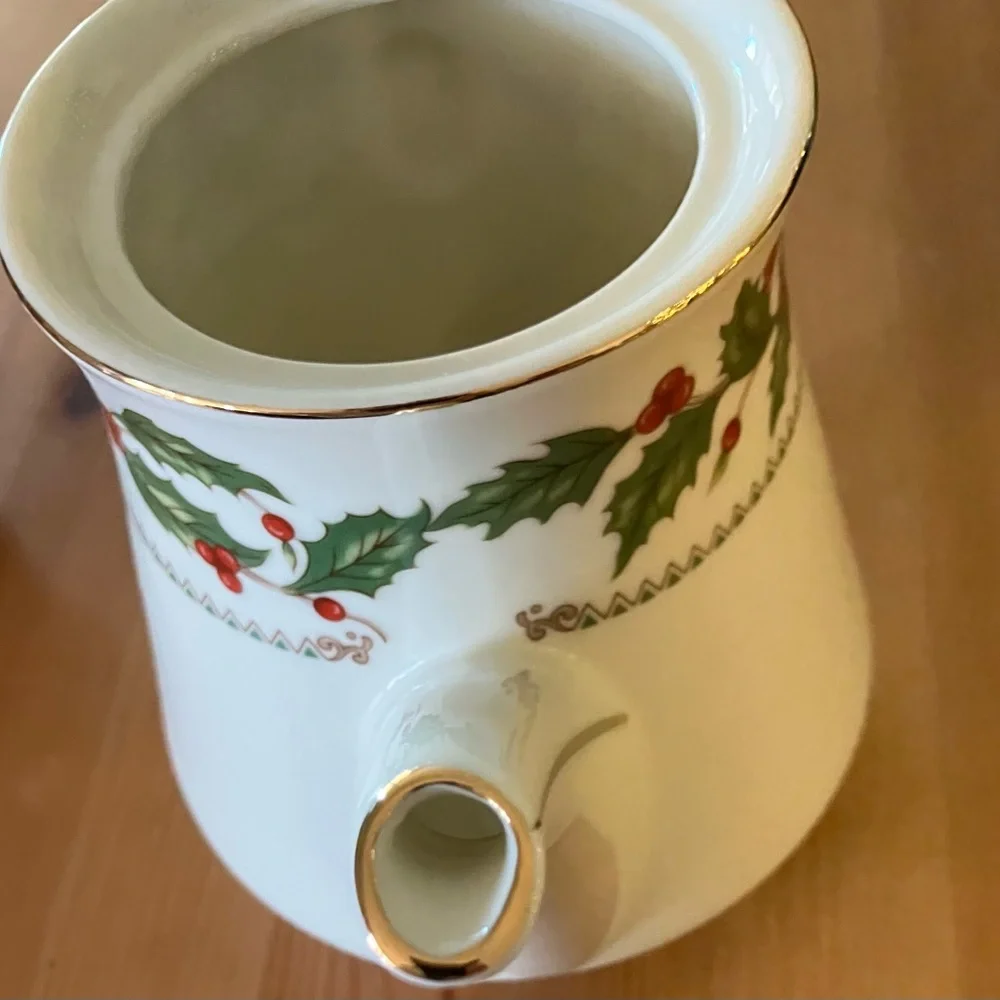 EUC The Cellar Ivory Holly 1993 40oz Holiday Teapot with Lid made in Japan